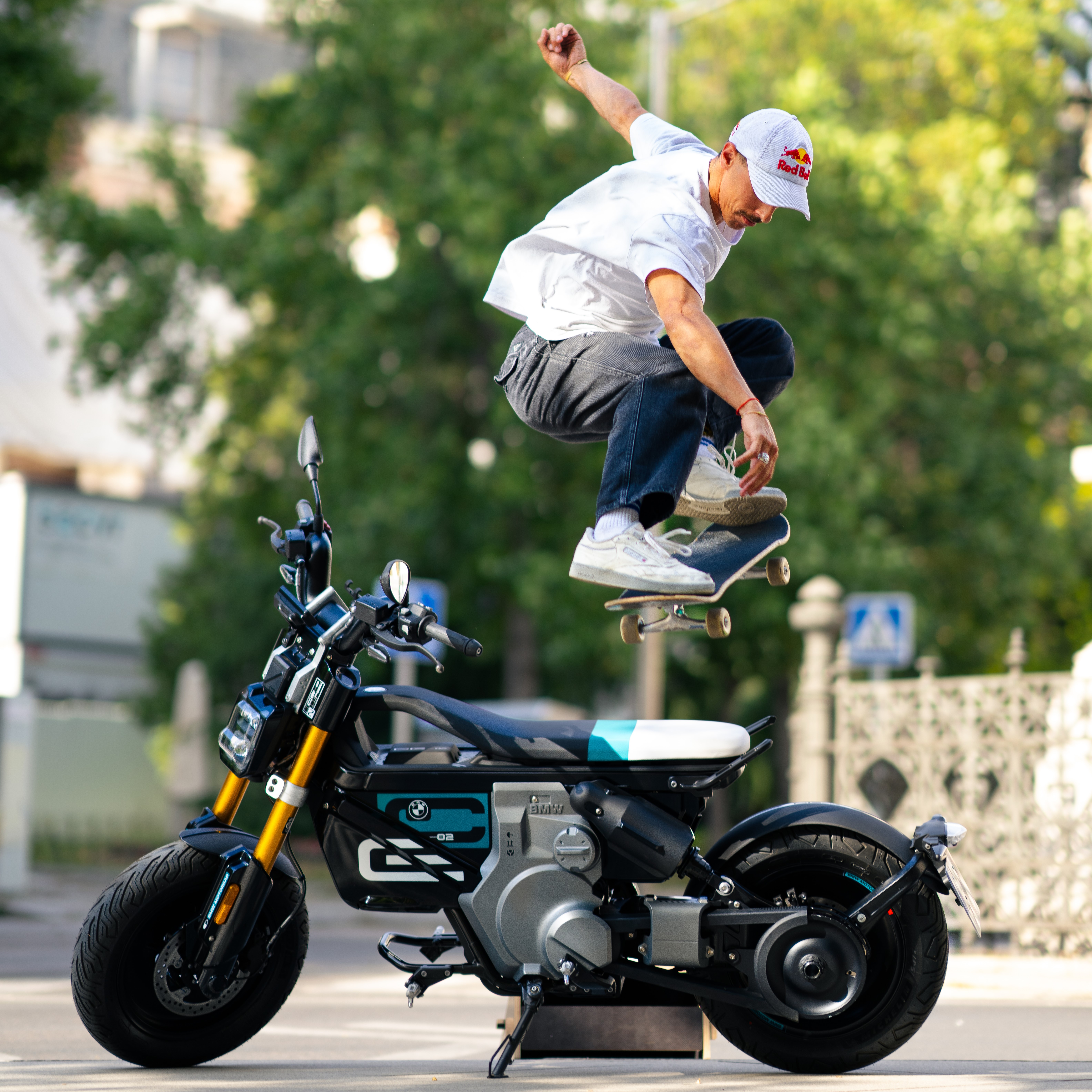 Danny León saltando con su skate sobre una BMW CE 02